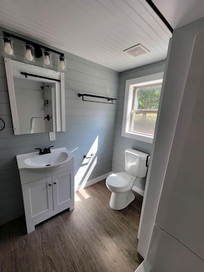 Hair dryer, soap, shampoo, toilet paper - Romantic Glamping Getaway Perfect for Quality Time with Your Partner: Cute Tiny House near Owensville, Missouri (Canaan Township)