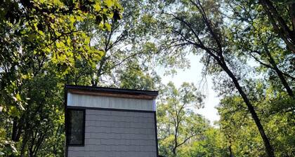Romantic Glamping Getaway Perfect for Quality Time with Your Partner: Cute Tiny House near Owensville, Missouri
