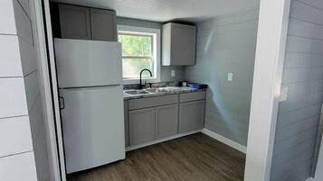 Coffee/tea maker, fridge