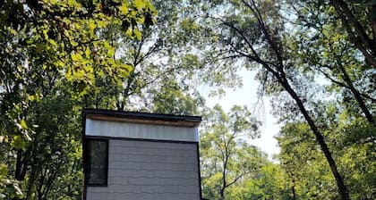 Romantic Glamping Getaway Perfect for Quality Time with Your Partner: Cute Tiny House near Owensville, Missouri