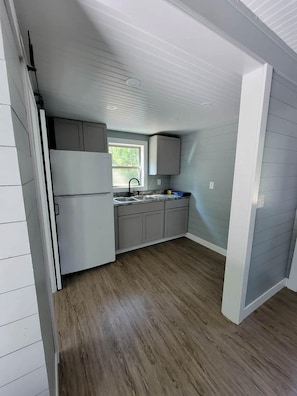 Fridge, coffee/tea maker - Romantic Glamping Getaway Perfect for Quality Time with Your Partner: Cute Tiny House near Owensville, Missouri (Canaan Township)