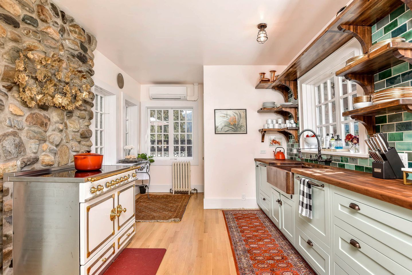 Coffee/tea maker, fridge, oven, stovetop