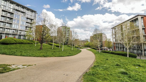 A pathway through a green area with modern buildings on either side. - Rickman Apartment (Birmingham)