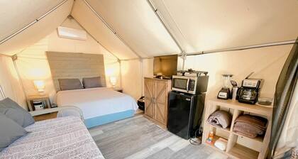 A Relaxing Glamping Getaway: Tranquil Safari Tent on the San Marcos River near Kingsbury, Texas