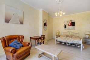 Living area - Bed and Breakfast 'Chambre Orée Du Jour' with Shared Terrace, Shared Garden and Wi-Fi (Saint-Porchaire)