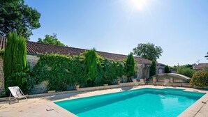Pool - Bed and Breakfast 'Chambre Plein Sud' with Shared Terrace, Shared Garden and Wi-Fi (Saint-Porchaire)