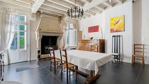 Dining - Bed and Breakfast 'Chambre Plein Sud' with Shared Terrace, Shared Garden and Wi-Fi (Saint-Porchaire)