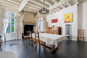Dining - Bed and Breakfast 'Chambre Plein Sud' with Shared Terrace, Shared Garden and Wi-Fi (Saint-Porchaire)