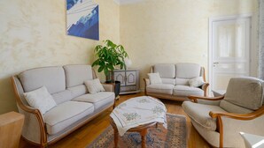Living area - Bed and Breakfast 'Chambre Plein Sud' with Shared Terrace, Shared Garden and Wi-Fi (Saint-Porchaire)