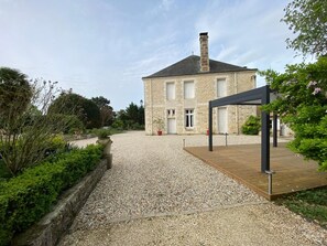 Exterior - Bed and Breakfast 'Chambre Plein Sud' with Shared Terrace, Shared Garden and Wi-Fi (Saint-Porchaire)