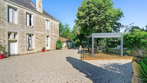 Outdoor dining - Bed and Breakfast 'Chambre Plein Sud' with Shared Terrace, Shared Garden and Wi-Fi (Saint-Porchaire)