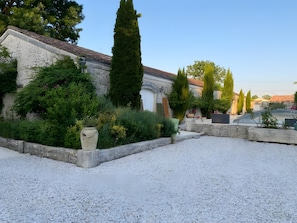 Property grounds - Bed and Breakfast 'Chambre Plein Sud' with Shared Terrace, Shared Garden and Wi-Fi (Saint-Porchaire)