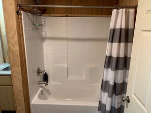 Jetted bath, towels, soap, shampoo - Jacksboro Glamping Destination with Sports Facilities in Texas (Graford)
