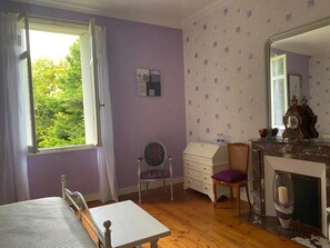 WiFi, bed sheets - Bed and Breakfast 'Chambre Soleil Couchant' with Shared Terrace, Shared Garden and Wi-Fi (Saint-Porchaire)