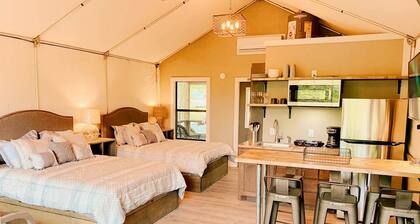 Exciting Glamping Getaway: Comfortable Tented Cabin on the Geronimo Creek in Seguin, Texas