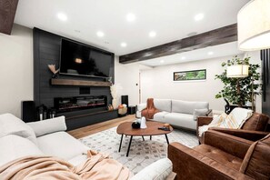 Televisión y chimenea 