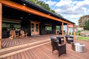 Terrace/patio - Family Fun by the River: Unmatched Cabin Experience in Pennsylvania (Foxburg)