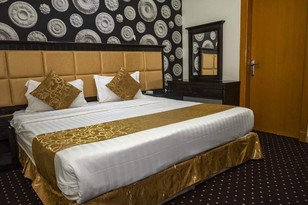 Hypo-allergenic bedding, minibar, iron/ironing board, free WiFi