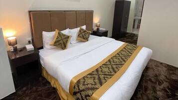 Deluxe Double Room | Hypo-allergenic bedding, minibar, iron/ironing board, free WiFi