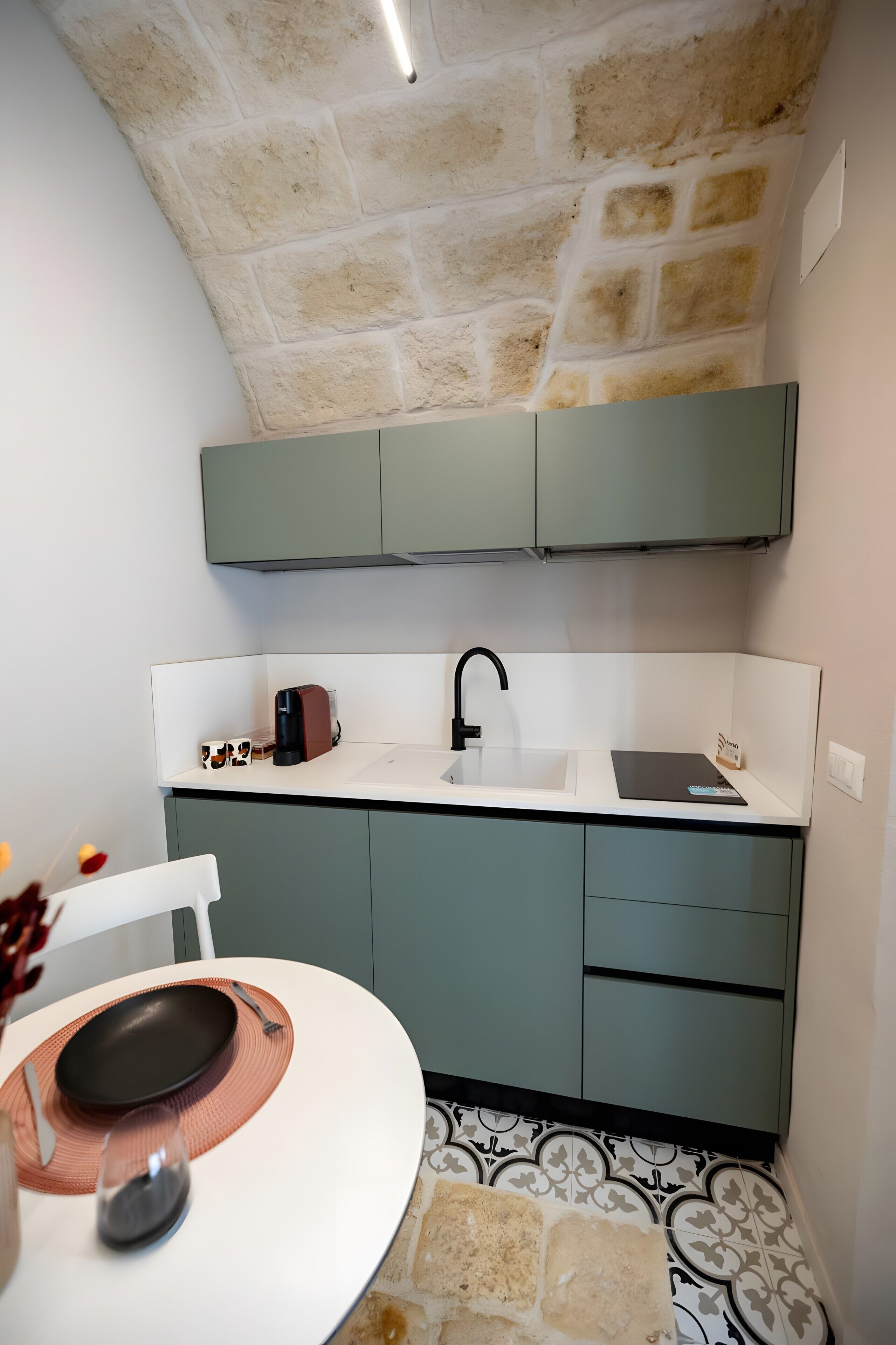 Fridge, stovetop, coffee/tea maker, electric kettle