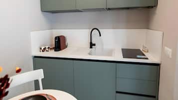 Fridge, stovetop, coffee/tea maker, electric kettle