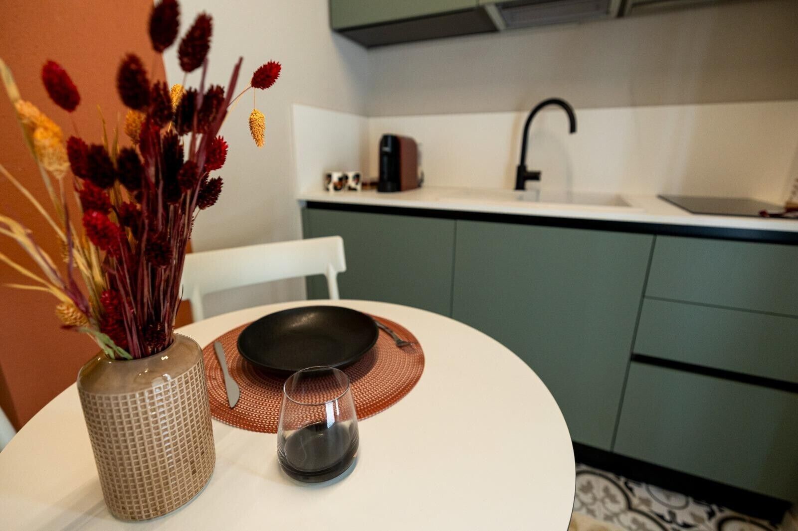 Réfrigérateur, plaque de cuisson, cafetière/bouilloire