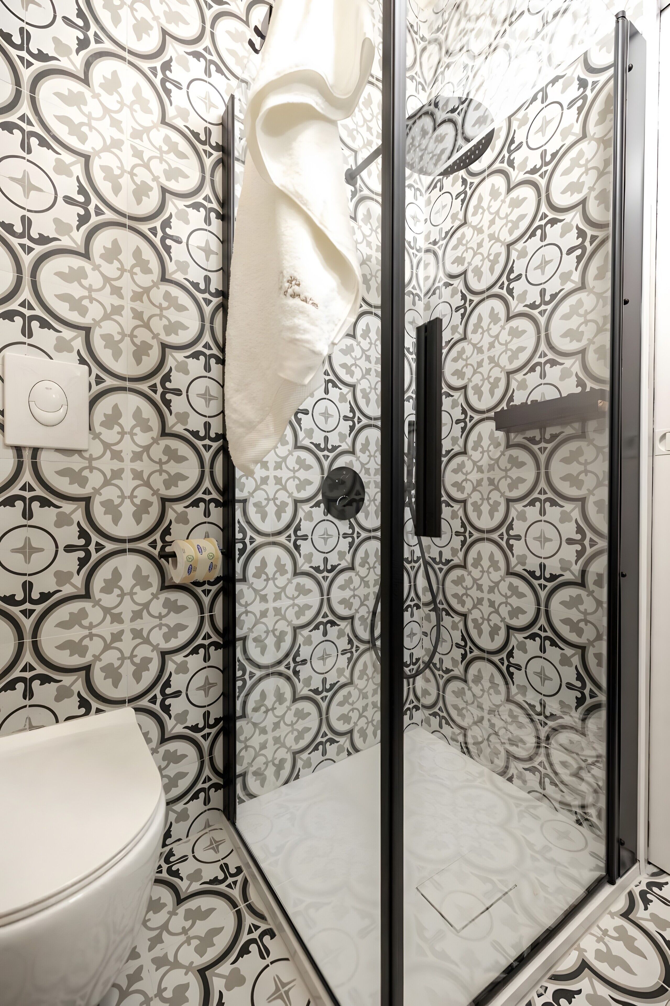 Douche, sèche-cheveux, serviettes fournies