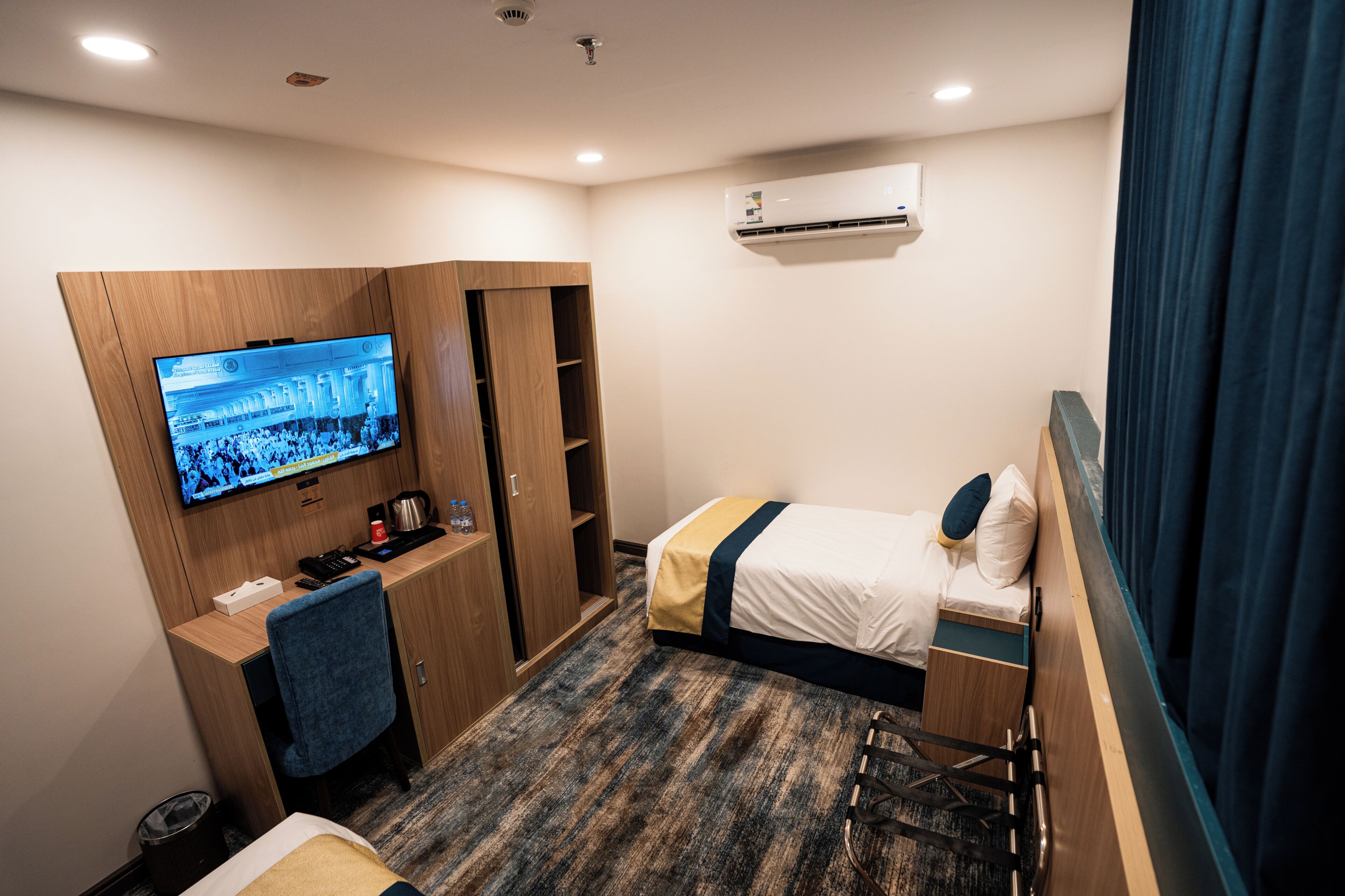 Twin Room | In-room safe, bed sheets