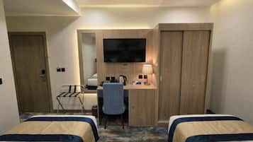 Twin Room | In-room safe, bed sheets
