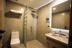Double Room | Bathroom | Shower, free toiletries, hair dryer, towels - Alhijrah View 2 Hotel (Makkah)