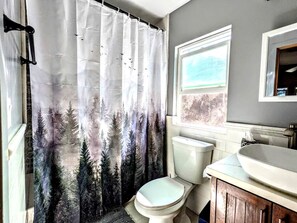 Bathroom - #4 Falcon's Chalet Cabin with Fireplace & Amazing Views, Santa Ysabel, CA (Santa Ysabel)