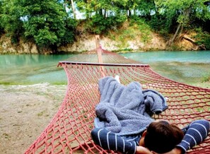 Beach - Texas Glamping: Tranquil Safari Tent Vacation by the San Marcos River near Kingsbury (Kingsbury)