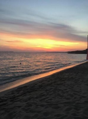 Ein Strand bei Sonnenuntergang.