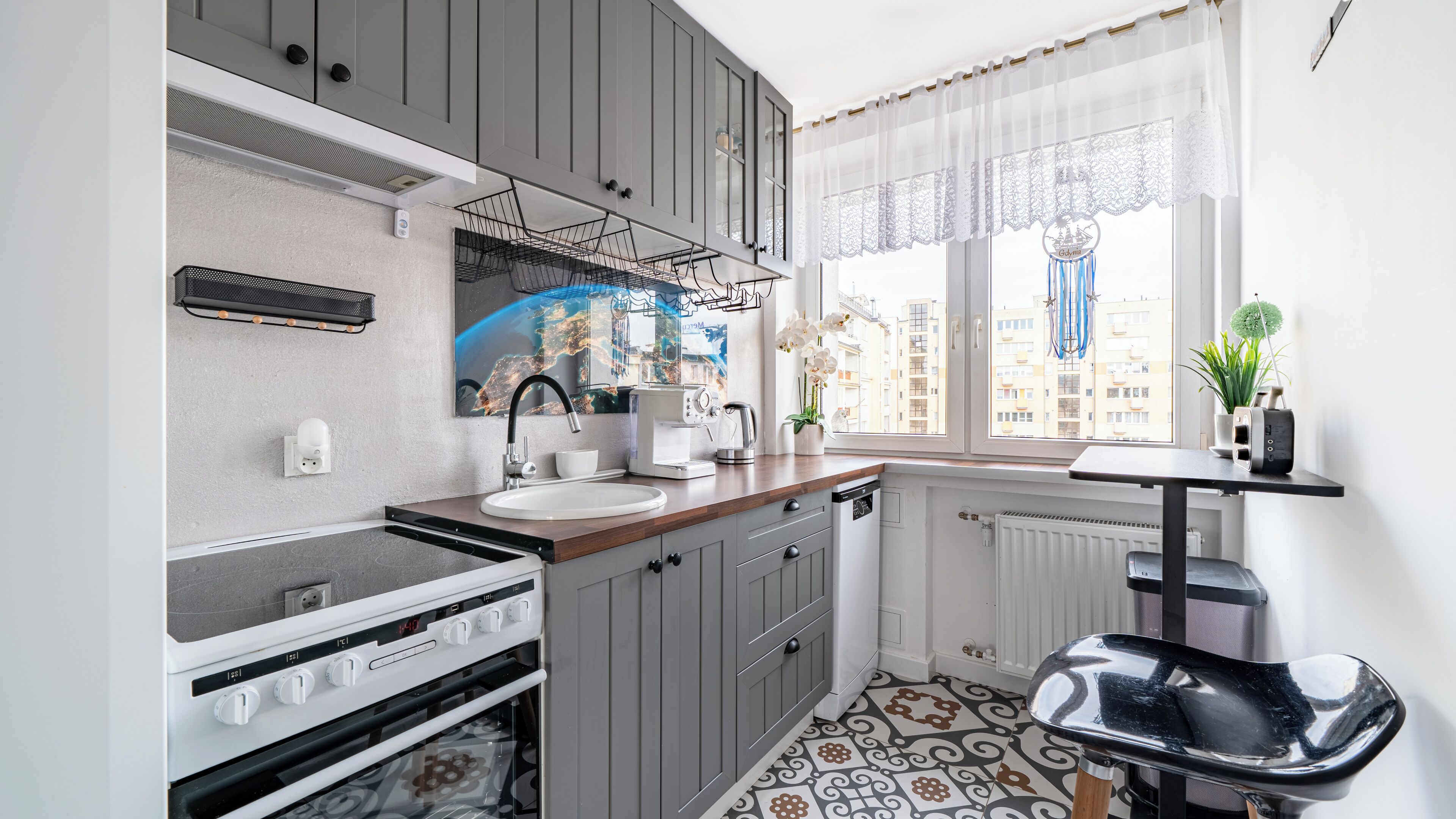 Apartment (19) | Private kitchen | Fridge, stovetop, electric kettle, cookware/dishes/utensils