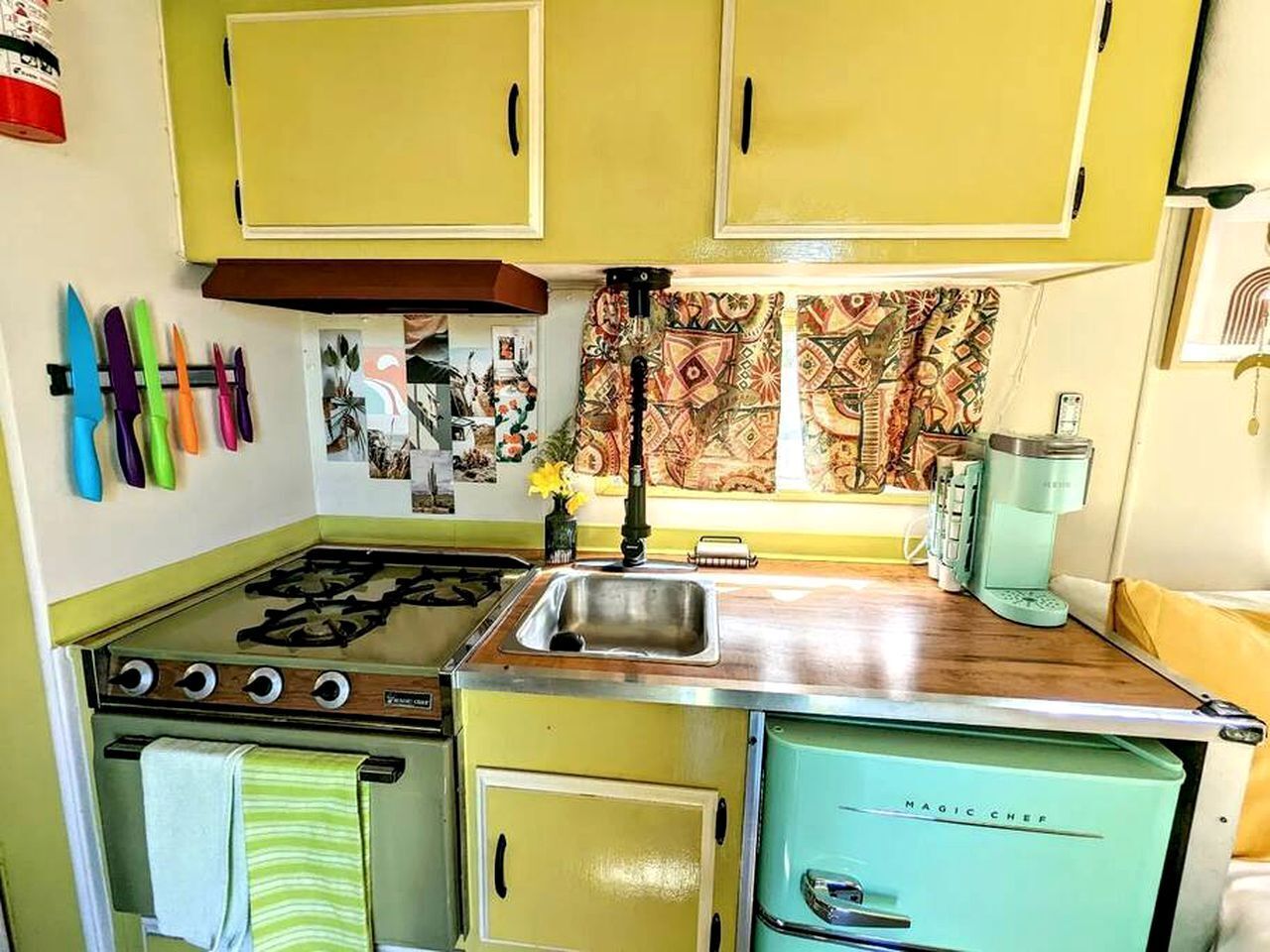 Coffee/tea maker, fridge, oven, stovetop