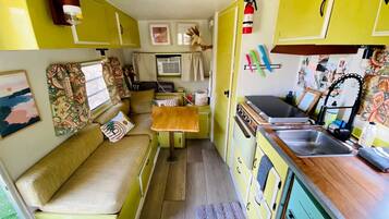 Fridge, oven, stovetop, coffee/tea maker