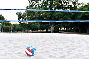 Volibol sobre arena, con una red al fondo.