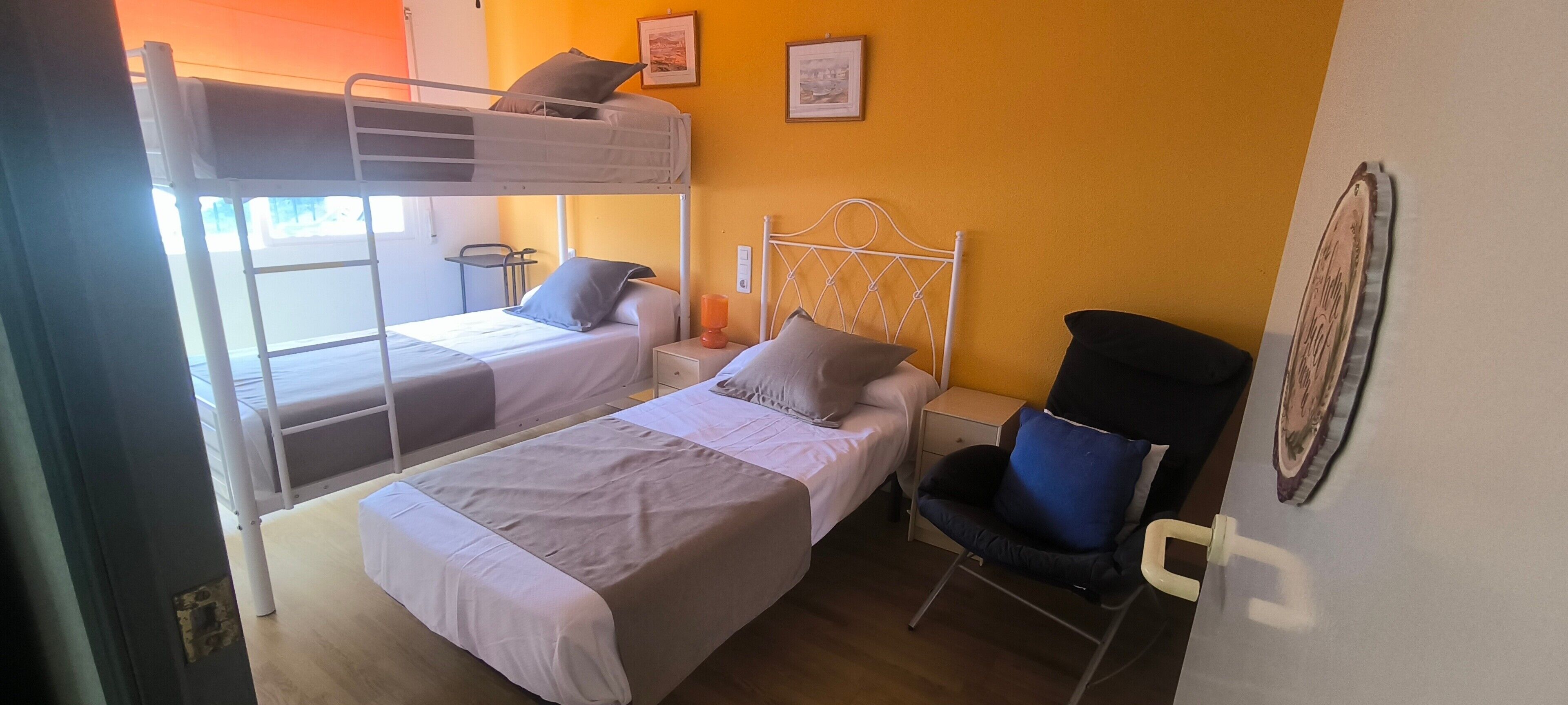 1 dormitorio, tabla de planchar con plancha, wifi y ropa de cama