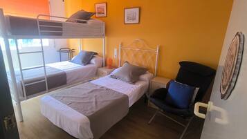 1 dormitorio, tabla de planchar con plancha, wifi y ropa de cama