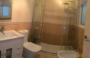 Bathroom - Apartment 'Residencial Calas De Peñíscola' with Sea Views, Wi-Fi & Air Conditioning (Peñíscola)