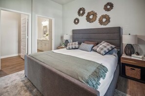 Internet, bed sheets - Cozy 2-bedroom apartment with AC in charming Wimauma (Wimauma)