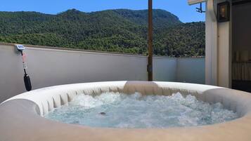 Bañera de hidromasaje al aire libre