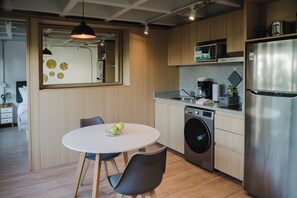 Kühlschrank, Mikrowelle, Herdplatte, Wasserkocher mit Kaffee-/Teezubehör