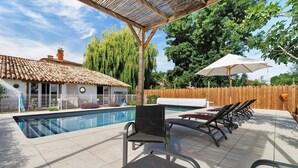 A swimming pool with lounge chairs and a pergola. - Charming Gîte in Périgord for 2 to 6 Guests (Saint-Martin-de-Gurson)