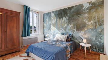 Iron/ironing board, WiFi, bed sheets