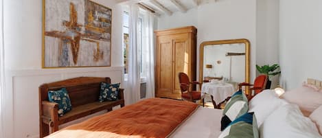 Iron/ironing board, WiFi, bed sheets