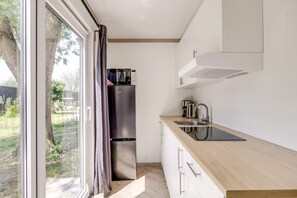 Coffee/tea maker, fridge, microwave, stovetop