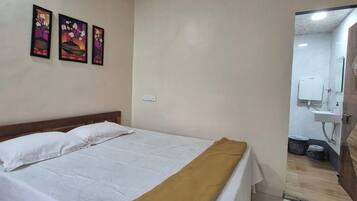 Double or Twin Room | Desk, laptop workspace, free WiFi