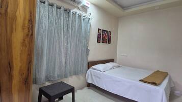 Double or Twin Room | Desk, laptop workspace, free WiFi