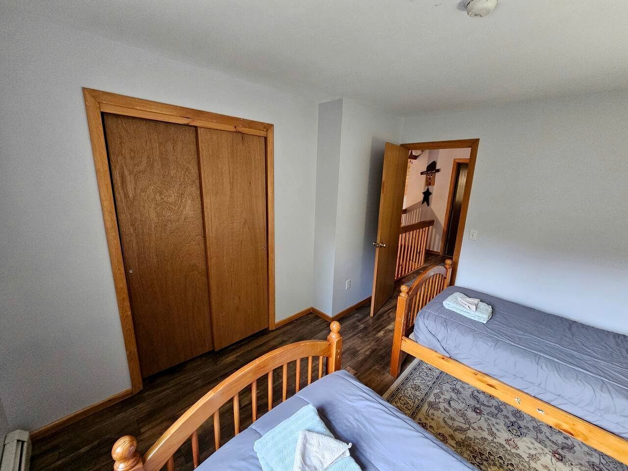 Tabla de planchar con plancha, wifi y ropa de cama 